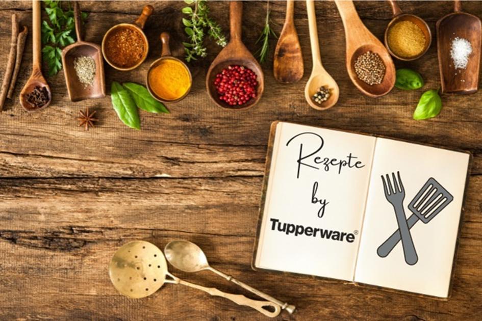 Bild zeigt Kuchenutensilien sowie den Schriftzug Tupperware-Rezepte.